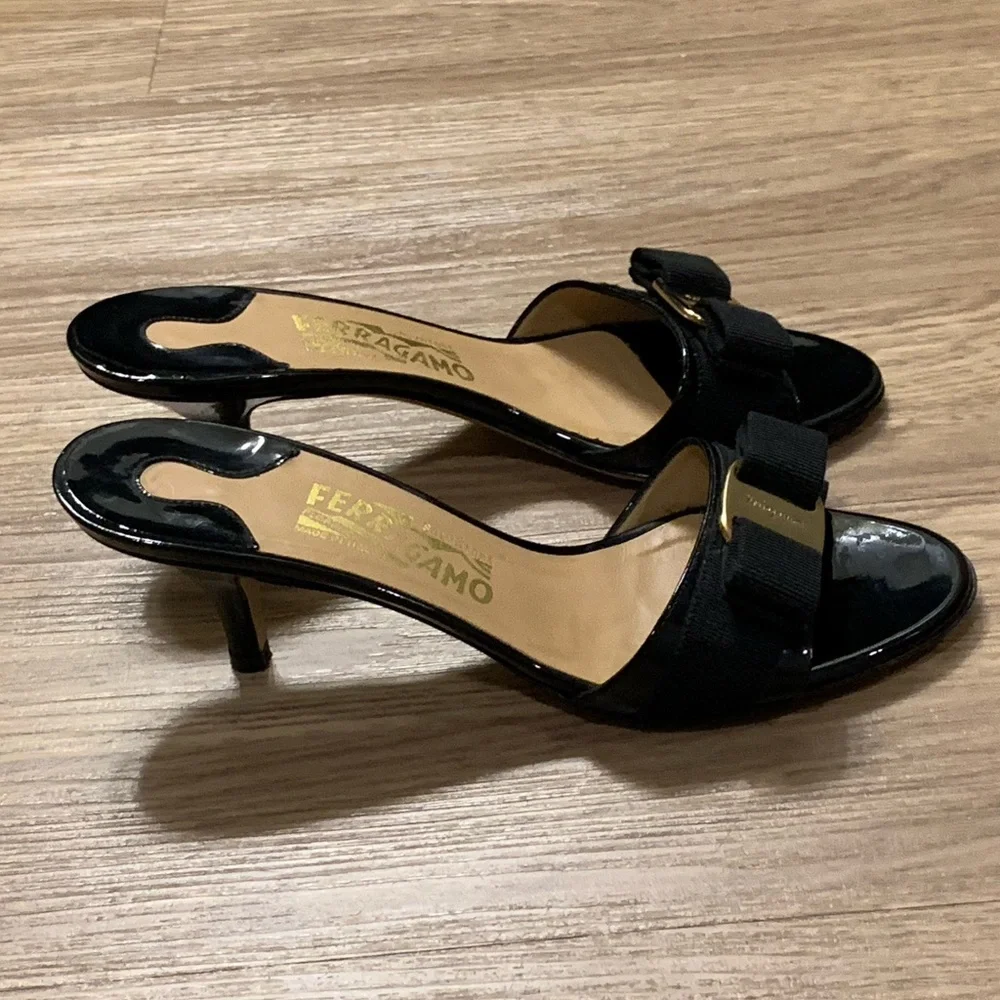 Salvatore Ferragamo Patent Leather Vara Bow Slide Sandals Size 6,5 Black - Picture 4 of 14